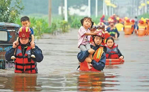 救援人员帮助受灾群众转移